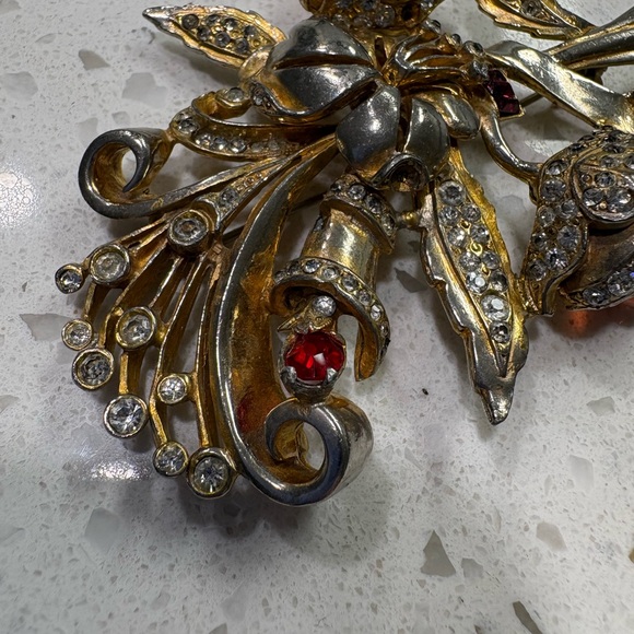 Elegant Gold and Silver Floral Brooch - Picture 5 of 8